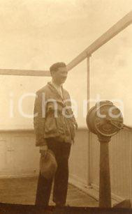 1927 LLOYD ROYAL BELGE - Passeggero sulla nave OLYMPIER - Fotografia 9x6 cm Fotografia originale d'epoca, scattata sulla nave Olympier, diretta in Brasile.La fotografia proviene da un più vasto album che documenta i viaggi di una famiglia di nove persone attraverso l'Europa, il Nord Africa e il Sud America.Rappresenta un'interessante testimonianza di molteplici viaggi verso luoghi esotici e lontani o verso i principali monumenti dell'Europa dell'epoca. GOOD/buono ma margini rifilati Formato: 9x6 cm originale e autentica 1