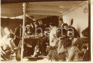 1927 LLOYD ROYAL BELGE - Animazione su nave OLYMPIER (4) - Foto 9x6 cm Fotografia originale d'epoca, scattata sulla nave Olympier, diretta in Brasile.La fotografia proviene da un più vasto album che documenta i viaggi di una famiglia di nove persone attraverso l'Europa, il Nord Africa e il Sud America.Rappresenta un'interessante testimonianza di viaggi verso luoghi esotici e lontani o verso i principali monumenti dell'Europa dell'epoca. GOOD/buono  Formato: 9x6 cm originale e autentica 1