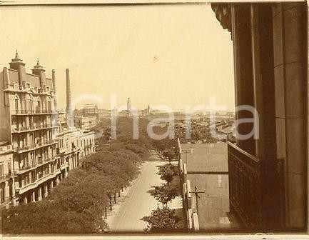 1925 ca BUENOS AIRES - Veduta Paseo COLON - Fotografia 12x9 cm Fotografia originale d'epoca.La fotografia proviene da un più vasto album che documenta i viaggi di una famiglia di nove persone attraverso l'Europa, il Nord Africa e il Sud America.Rappresenta un'interessante testimonianza di viaggi verso luoghi esotici e lontani o verso i principali monumenti dell'Europa dell'epoca. GOOD/buono  Formato: 12x9 cm originale e autentica 1
