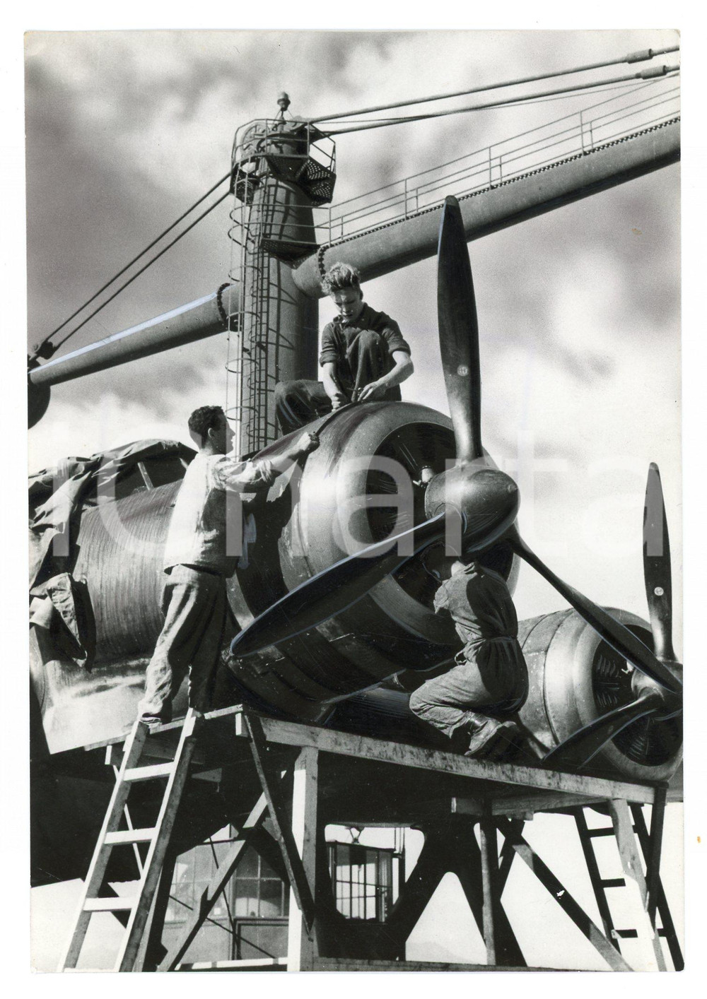 Fotografia d epoca originale 1942 GUERRA AERONAVALE ITALIANA Tecnici della Regia Aeronautica al lavoro  Foto 1