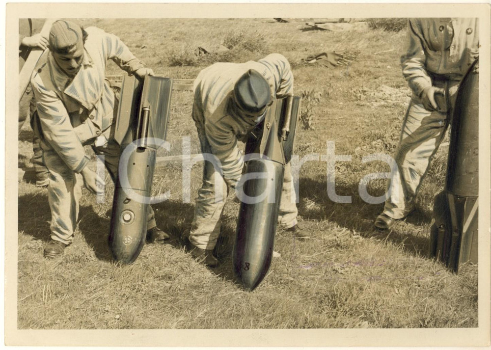 1942 WW2 GUERRA AERONAVALE Trasporto di bombe italiane in partenza *Foto Fotografia originale d'epoca, con timbro datario e didascalia dattiloscritta. POOR/danneggiato evidenti ritocchi manuali per la pubblicazione Formato: 18x13 cm originale e autentica 1