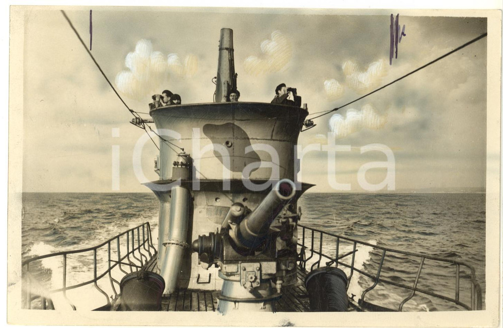 1942 WW2 GUERRA AERONAVALE Soldati su un sommergibile italiano *Foto Fotografia originale d'epoca, con timbro datario e didascalia dattiloscritta. POOR/danneggiato margine superiore rifilato; evidenti ritocchi per la pubblicazione; piegatura al lato superiore; piccola macchia Formato: 18x12 cm originale e autentica 1
