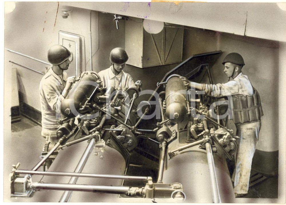 1942 WW2 ITALIA Marinai su nave da guerra con tubi lanciasiluri *Foto 18x13 cm Fotografia originale d'epoca, con didascalia dattiloscritta. VERY POOR/gravemente danneggiato evidenti ritocchi per la pubblicazione, macchie, piccola mancanza al lato superiore Formato: 18x13 cm originale e autentica 1