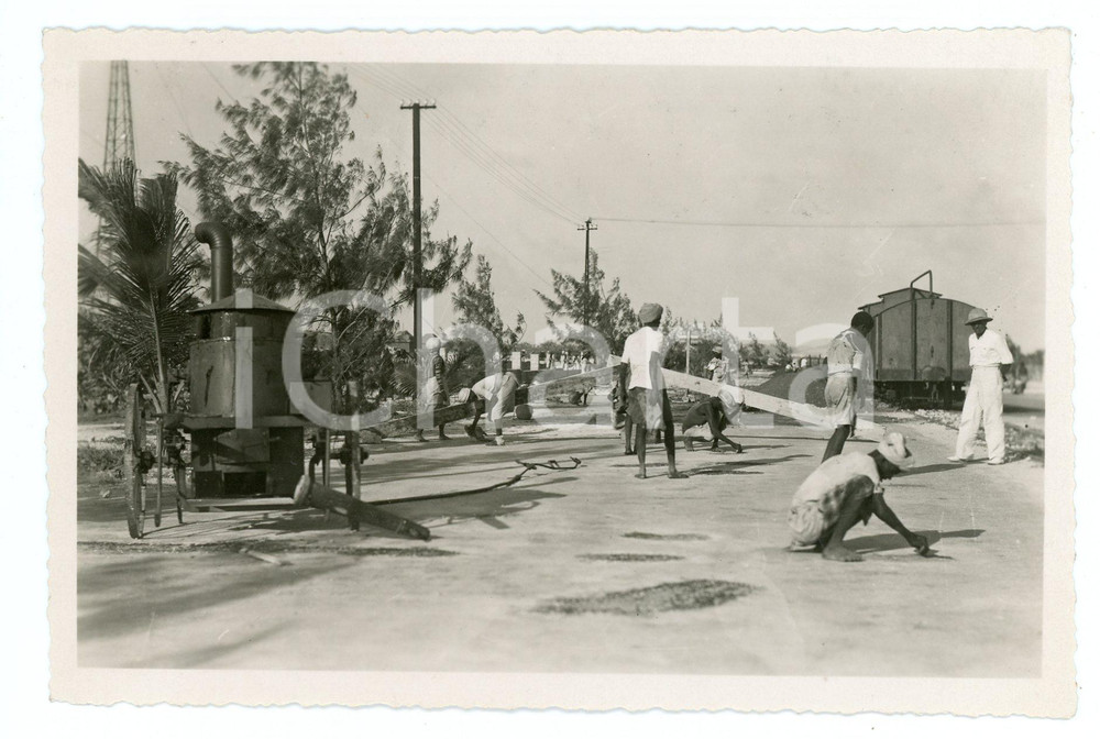 1930 ca AOI - MODADISCIO (SOMALIA) Operai sistemano una strada - Foto 15x10 cm  Fotografia originale d'epoca, con didascalia al verso. GOOD/buono  Formato: 15x10 cm originale e autentica 1