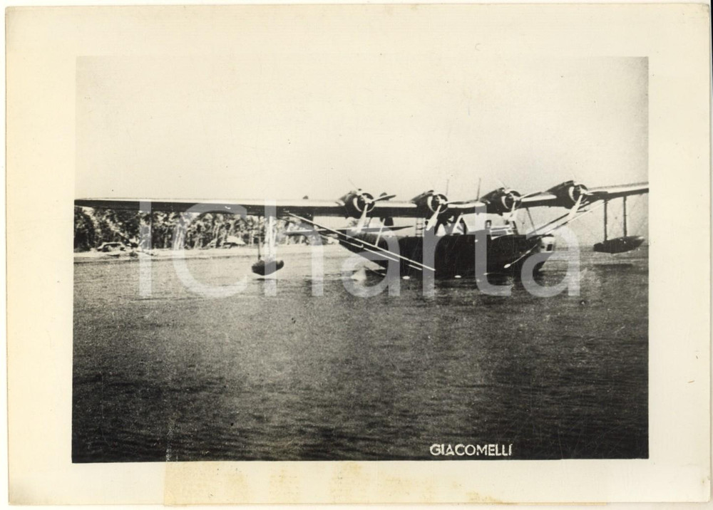 1942 WW2 NUOVA GUINEA Quadrimotore da bombardamento ammarato *Foto 18x13 cm Fotografia originale d'epoca, con didascalia dattiloscritta.FOTO: Giacomelli - Venezia FAIR/discreto bassa qualità di stampa; residui di colla al recto Formato: 18x13 cm originale e autentica 1