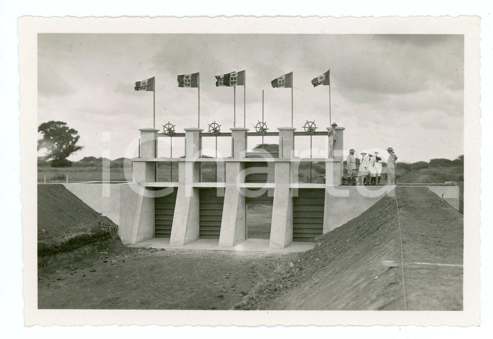 1930 ca AOI - SOMALIA Diga di GENALE Tecnici verificano lo scarico - Foto 15x10  Fotografia originale d'epoca, con didascalia al verso. GOOD/buono  Formato: 15x10 cm originale e autentica 1