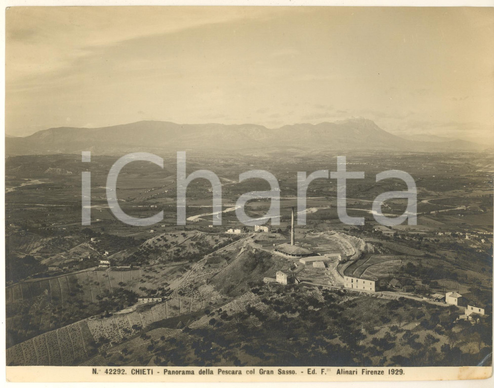 1930 CHIETI Panorama con fiume Pescara e Gran Sasso *Foto ALINARI 24x20 cm Fotografia originale d'epoca, con timbro datario al verso. FAIR/discreto lievi piegature al lato superiore Formato: 24x20 cm originale e autentica 1