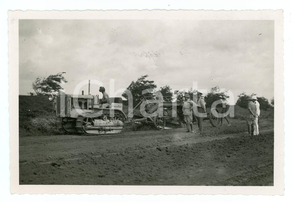 1930 ca AOI - SOMALIA Operai costruiscono strada con Caterpillar - Foto 15x10 cm  Fotografia originale d'epoca, con didascalia al verso. GOOD/buono  Formato: 15x10 cm originale e autentica 1
