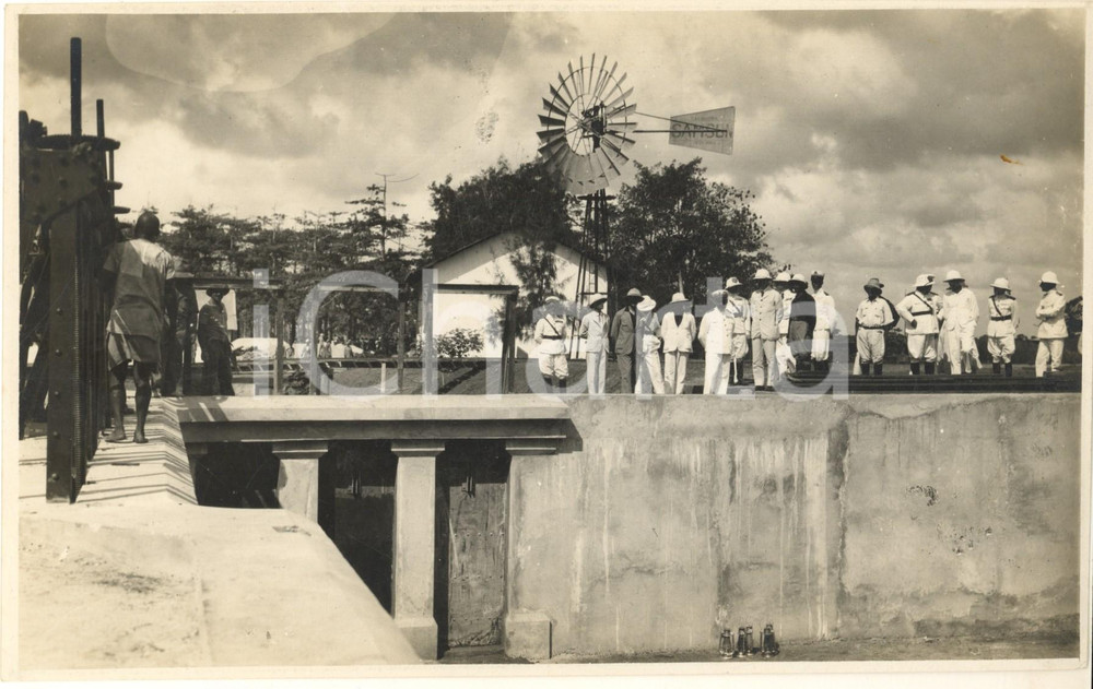 1926 GENALE (SOMALIA) Duca degli ABRUZZI Cesare Maria DE VECCHI in cantiere Fotografia originale d'epoca, con didascalia dattiloscritta al verso.Si tratta della visita ai lavori della presa d'acqua. FAIR/discreto difetti di stampa; piccola macchia al lato destro Formato: 23x14 cm originale e autentica 1