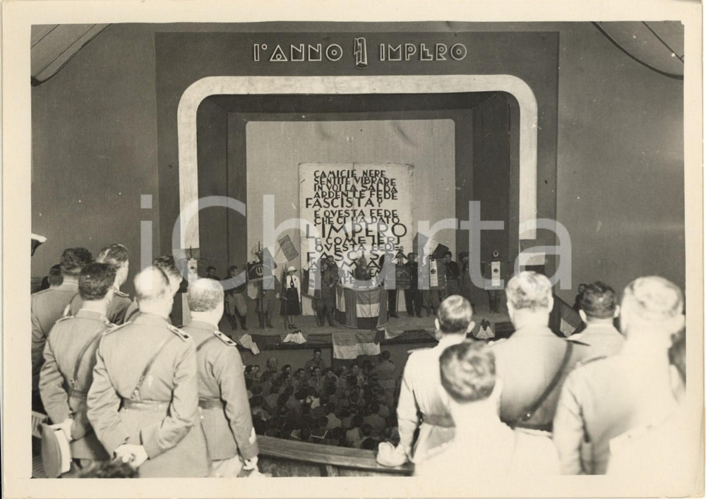 1937 AOI ADDIS ABEBA Cinema Impero - Celebrazione del XXI Aprile *Foto Fotografia originale d'epoca, con timbro datario e didascalia dattiloscritta al verso. FAIR/discreto minime piegature angolari, graffi e difetti di  stampa Formato: 18x13 cm originale e autentica 1