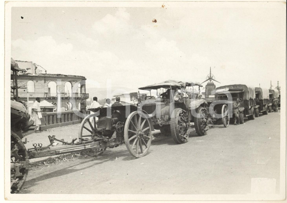 1936 AOI ADDIS ABEBA Maresciallo BADOGLIO passa in rivista le truppe *Foto Fotografia originale d'epoca, con didascalia dattiloscritta al verso. POOR/danneggiato difetti di  stampa; piccole macchie al lato superiore Formato: 18x13 cm originale e autentica 1