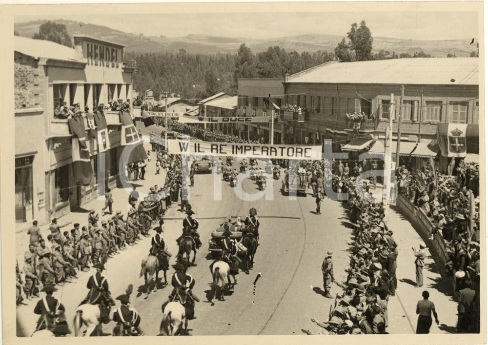 1938 AOI ADDIS ABEBA Passaggio del Duca d'Aosta in corso Vittorio Emanuele III Fotografia originale d'epoca, con timbro datario e didascalia dattiloscritta al verso. GOOD/buono  Formato: 18x13 cm originale e autentica 1