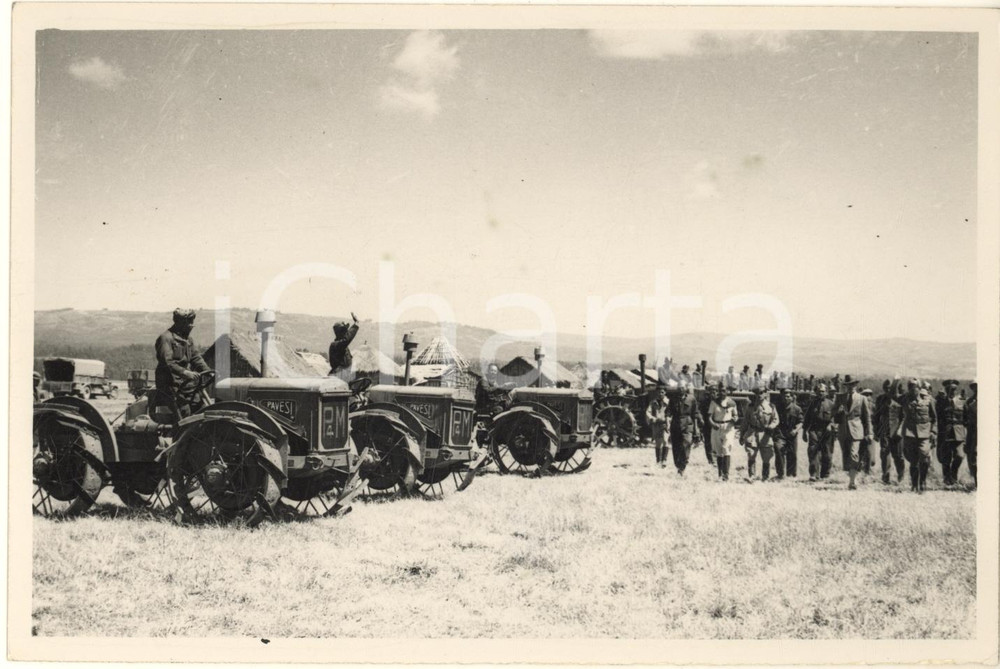 1937 AOI ADDIS ABEBA Generale Intendente RICAGNO consegna motoaratrici *Foto Fotografia originale d'epoca, con timbro datario e didascalia dattiloscritta al verso. POOR/danneggiato puntinature; aloni Formato: 18x13 cm originale e autentica 1