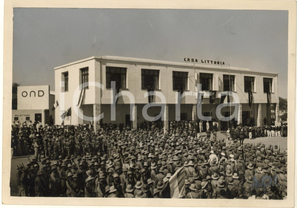 1938 AOI DIRE DAUA (ETIOPIA) Inaugurazione della Casa del Fascio *Foto Fotografia originale d'epoca, con didascalia dattiloscritta al verso. POOR/danneggiato piegatura angolare; difetti di stampa; ritocco al lato superiore per la pubblicazione Formato: 18x13 cm originale e autentica 1