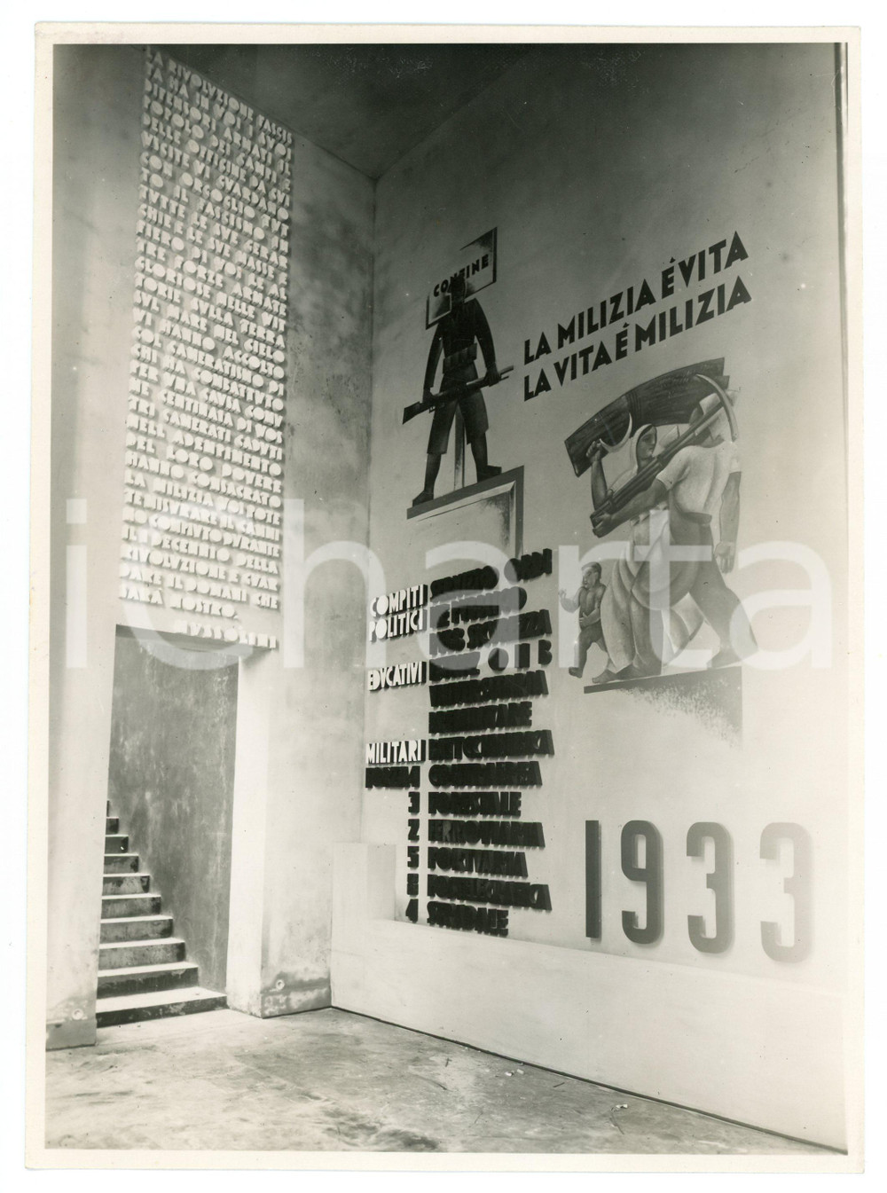 1935 ca FIERA DI TRIPOLI Padiglione MSVN Vista degli interni - Foto 17x23 cm (3) Fotografia originale d'epoca, con didascalia al verso. FAIR/discreto Lievi increspature al margine inferiore Formato: 17x23 cm originale e autentica 1