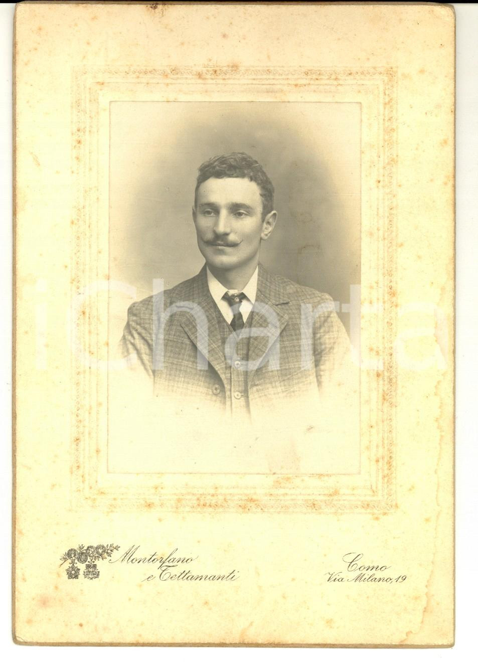 Fotografia d epoca originale 1890 ca COMO Ritratto maschile con abito a quadretti MONTORFANO & TETTAMANTI 1