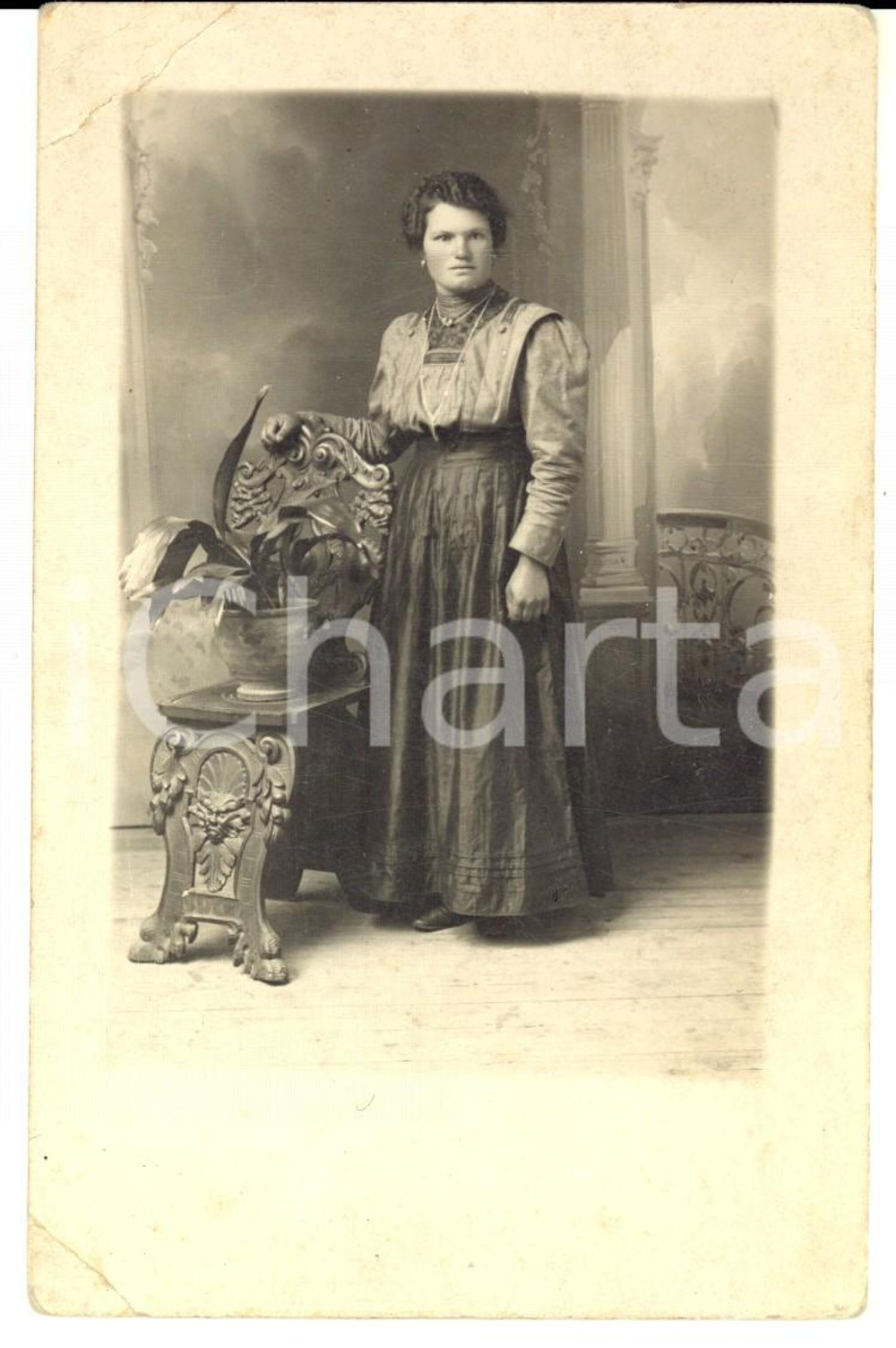 Fotografia d epoca originale 1910 ca DOMODOSSOLA Ritratto di donna con sedia intarsiata Foto TRABUCCHI 1