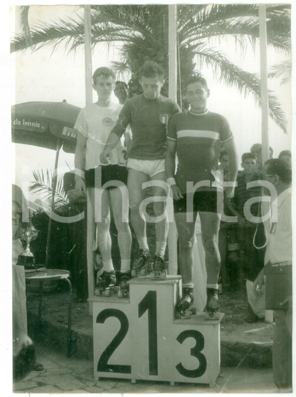 1955 ca FINALE LIGURE Pattinaggio corsa 10000 m - Sergio ROSSI vincitore Fotografia d'epoca con didascalia coeva al verso. CONDIZIONI: FAIR (piegatura all'angolo inferiore destro; lieve piegatura verticale)FORMATO: 13x18 cm     originale e autentica 1