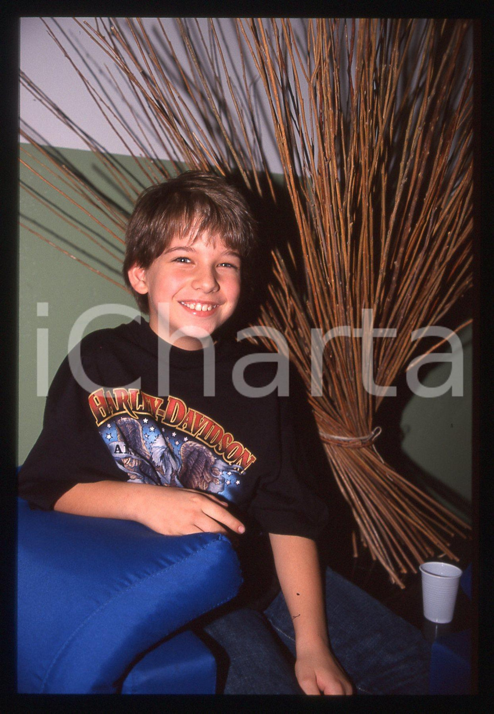 35mm vintage slide *1999 COSTUME Jacopo SARNO Ritratto (8)  Diapositiva d'epoca, in formato 35 mm.                                                                       CONDIZIONI: GOODE' severamente vietata la riproduzione. Tutti i diritti sono riservati. ICharta mette in vendita, sul negozio eBay e in esclusiva sul sito "icharta" il proprio archivio composto da numerose diapositive e negativi fotografici d'epoca, tutti originali e autentici, che attraversano la storia del costume italiano tra gli la fine degli anni Sessanta e Novanta.Si tratta di uno sguardo inedito sull'attualit&agrave;, la politica, la vita quotidiana, il gossip e la cultura, che fotografa il cambiamento della nazione in quest'ultimo scorcio del XX secolo. Un'occasione unica per il mercato del collezionismo, che vede finalmente disponibile un archivio eccezionale per vastit&agrave;, tematiche e condizioni, in un settore (il negativo fotografico e la diapositiva) di assoluta novit&agrave; e dalle interessanti prospettive di investimento.    originale e autentica 1