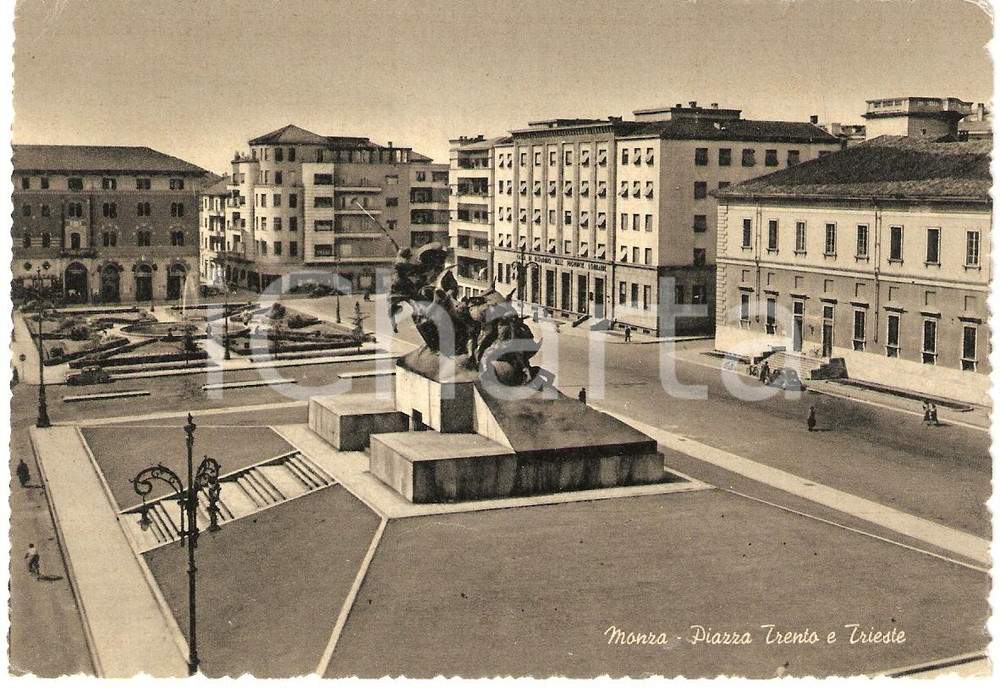 Cartolina originale da collezione 1955 ca MONZA Piazza Trento e Trieste con Monumento ai Caduti Animata 1 1