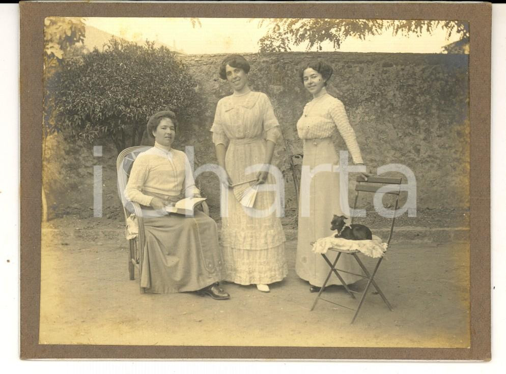 Fotografia d epoca originale 1900 ca AREA LOMBARDA Donne in cortile con il cagnolino Foto VINTAGE 12x9 1