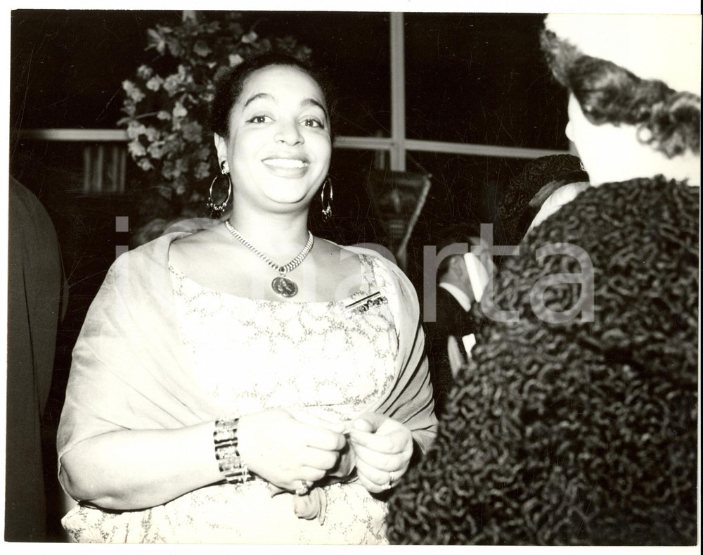Fotografia d epoca originale 1960 ca PARIS Cantante caraibica MOUNE DE RIVEL a una serata Foto 3 1