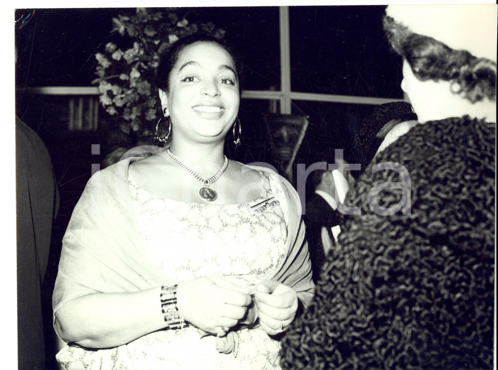 Fotografia d epoca originale 1960 ca PARIS Cantante caraibica MOUNE DE RIVEL a una serata Foto 2 1