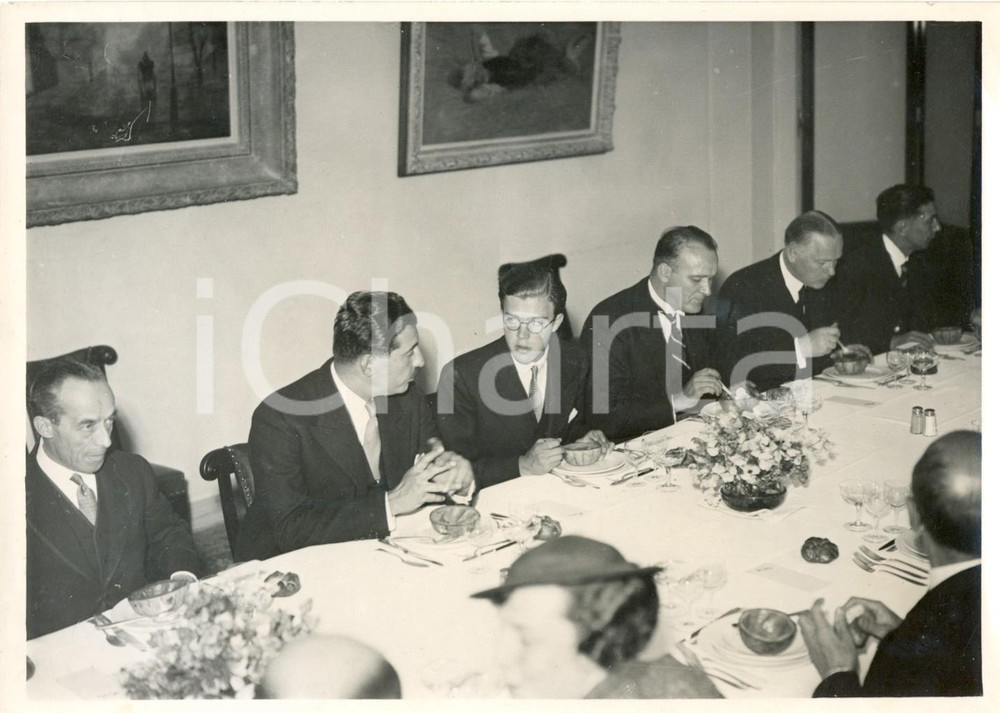 Fotografia d epoca originale 1950 ca SVEZIA Principe Carlo Giovanni BERNADOTTE a una cena d onore FOTO 1