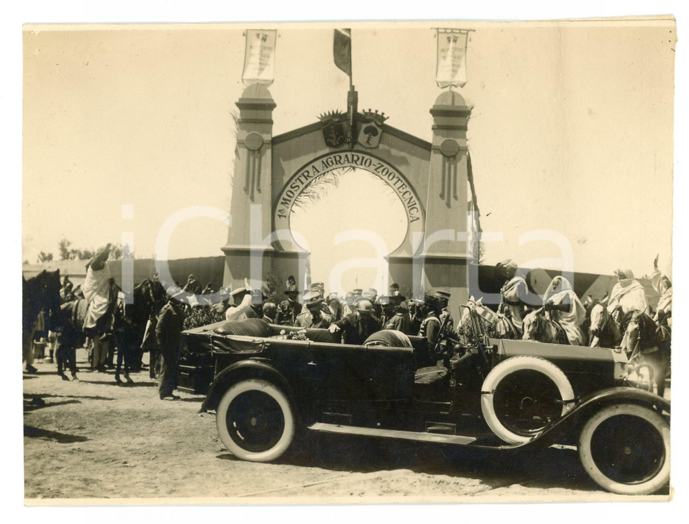 1928 AOI BENGASI Attilio TERUZZI arriva alla 1^ Mostra agrario-zootecnica - Foto Fotografia originale d'epoca, con didascalia al verso. FAIR/discreto Piccoli difetti di stampa, margini rifilati a mano Formato: 16x12 cm originale e autentica 1