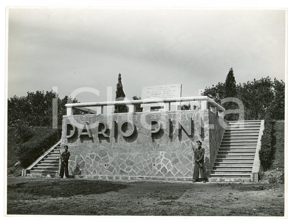 1938 TORINO Monumento a Dario PINI Martire fascista - Foto 23x18 cm Fotografia originale d'epoca, con timbro datario e didascalia al verso. POOR/danneggiato Piccolo strappo e piegature al margine inferiore Formato: 23x18 cm originale e autentica 1