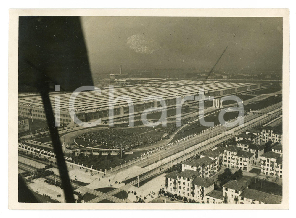 1938 TORINO FIAT MIRAFIORI Operai in attesa di Benito MUSSOLINI - Foto 18x13 cm Fotografia originale d'epoca, con timbro datario e didascalia al verso. POOR/danneggiato Difetti di stampa Formato: 18x13 cm originale e autentica 1