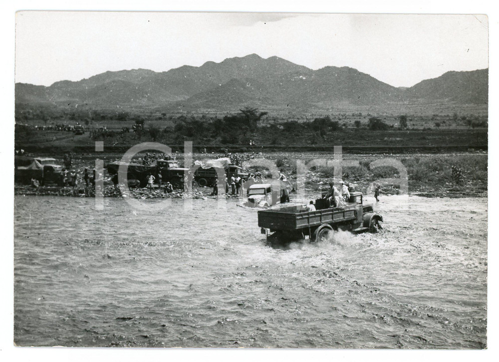 1936 AOI - ETIOPIA Autisti italiani attraversano Torrente Allà - Foto 18x13 cm Fotografia originale d'epoca, con timbro datario e didascalia al verso. POOR/danneggiato Piegatura all'angolo superiore destro, alone al margine destro Formato: 18x13 cm originale e autentica 1
