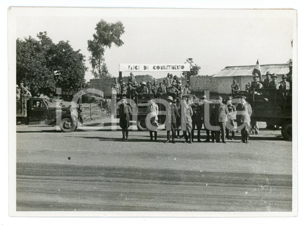 1936 AOI - HARAR Guglielmo NASI alla partenza del Reggimento Peloritana - Foto Fotografia originale d'epoca, con didascalia al verso. POOR/danneggiato Piegatura all'angolo inferiore destro, smussature agli angoli Formato: 17x13 cm originale e autentica 1