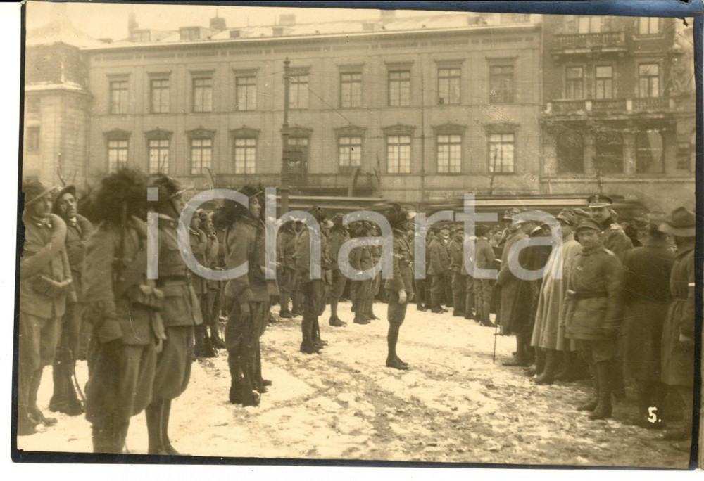 Fotografia d epoca originale 1920 VARSAVIA Spedizione italiana  I bersaglieri presentano le armi  Foto  2 1