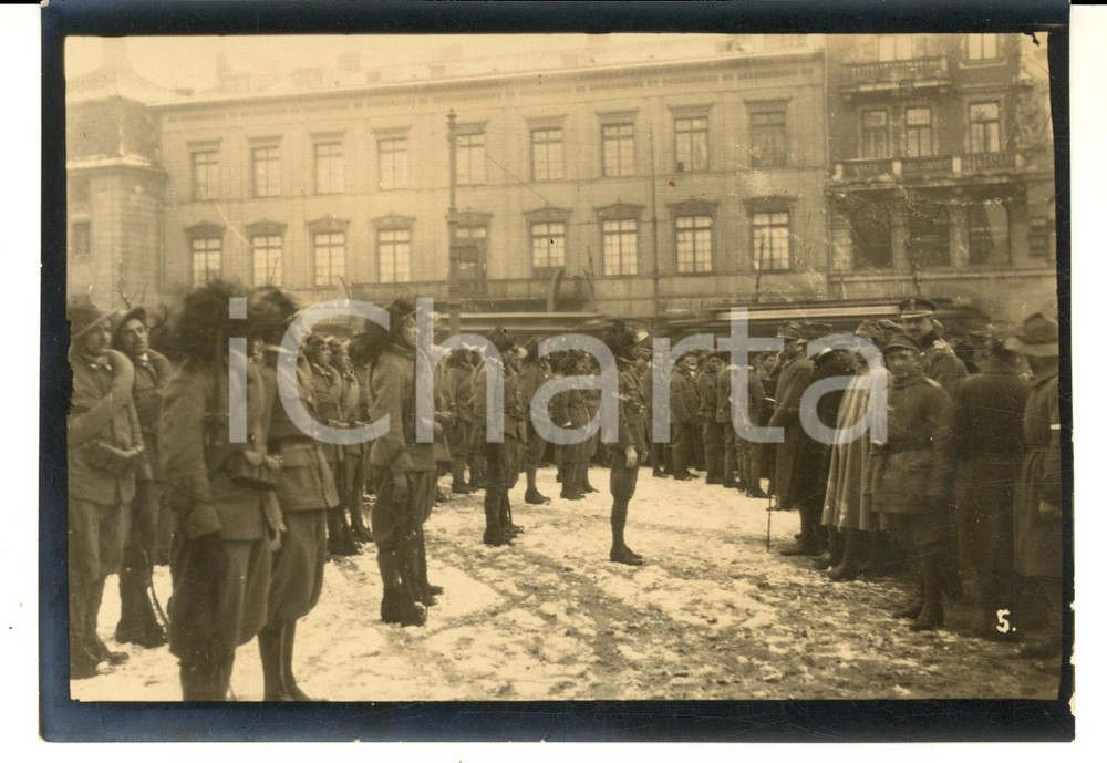 Fotografia d epoca originale 1920 VARSAVIA Spedizione italiana  I bersaglieri presentano le armi  Foto 3 1