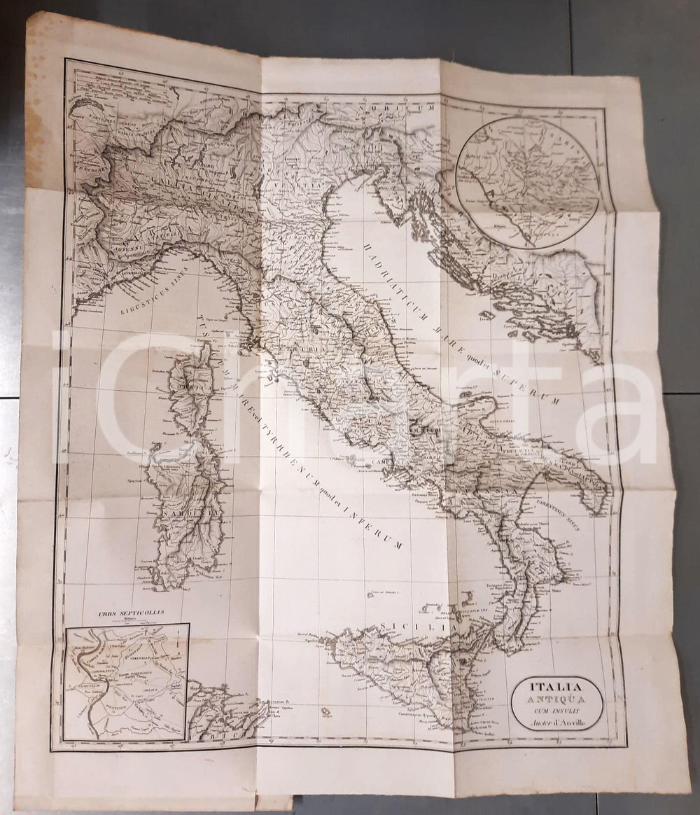 1740 ca J. B. D'ANVILLE Italia antiqua cum insulis -  Mappa 55x66 cm Stampa originale d'epoca, cui sono aggiunte, al lato inferiore, due stampe estratte dall'opera "Storia degli antichi popoli italiani", pubblicata in varie edizioni.Si tratta delle stampe "Mura Fiesolane", "Mura di Todi", "Mura prossime a Terni" e "Mura di Segni, e Porta detta la Saracinesca".﻿ GOOD/buono piegature d'epoca; lievi gualciture marginali Formato: 55x66 cm originale e autentica 1