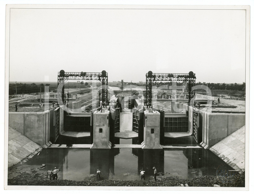 1930 ca ERACLEA - CAORLE Canale BRIAN Sostegno e conca di navigazione - Foto Fotografia originale d'epoca, con didascalia al verso. FAIR/discreto Lievi smussature agli angoli Formato: 26x20 cm originale e autentica 1