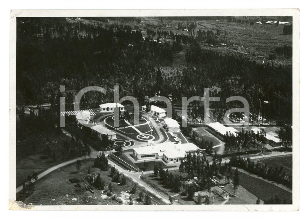 1939 ROMA (?) Villaggio dell'ALA LITTORIA visto dall'aereo - Foto 17x12 cm Fotografia originale d'epoca, con timbro datario e didascalia al verso. VERY POOR/gravemente danneggiato Piegature agli angoli, strappo e piccole abrasioni al margine inferiore Formato: 17x12 cm originale e autentica 1