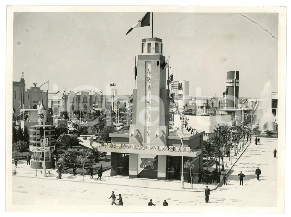 1935 ca FIERA DI BARI Padiglione Compagnia di navigazione ADRIATICA Foto 24x18 Fotografia originale d'epoca. POOR/danneggiato Piegatura all'angolo superiore destro, difetti di stampa, residui di incollatura al verso Formato: 24x18 cm originale e autentica 1