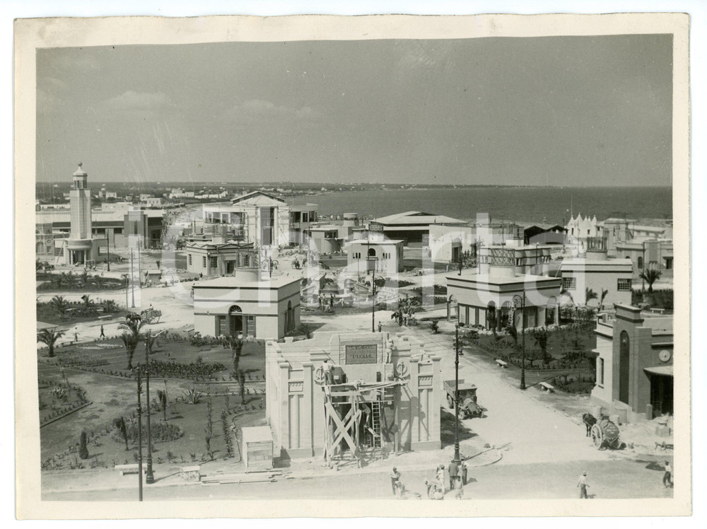 1930 BARI Preparativi per la prossima FIERA DEL LEVANTE Foto 24x17 cm Fotografia originale d'epoca, con timbro datario e didascalia al verso. POOR/danneggiato Ondulature al margine superiore Formato: 24x17 cm originale e autentica 1