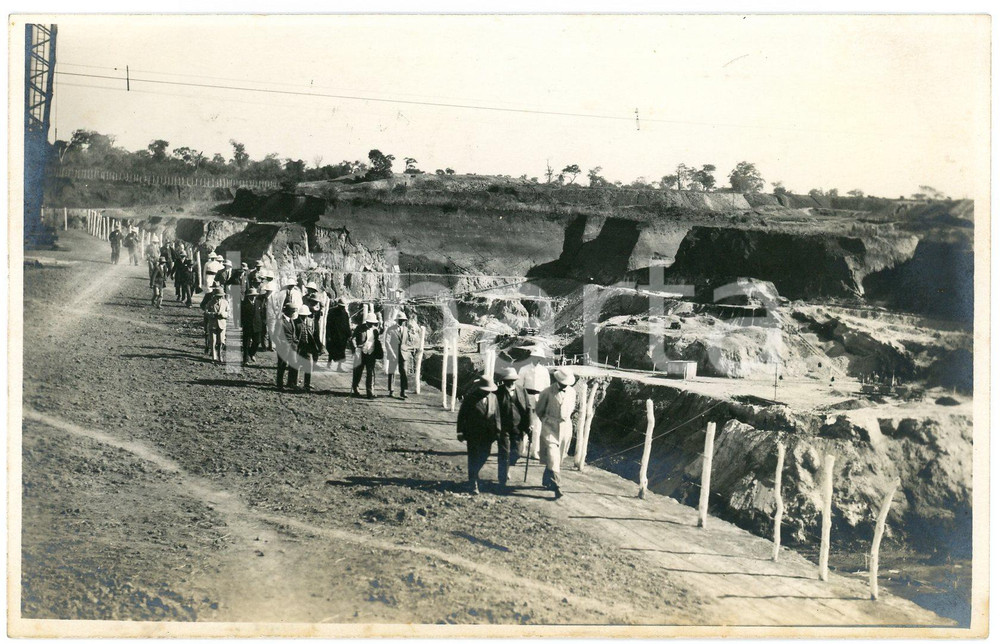 1928 CONGO BELGE Roi Albert Ier visite mines KATANGA *Photo L. GABRIEL 489 3 Fotografia originale d'epoca, scattata durante la visita dei sovrani Alberto I ed Elisabetta del Belgio in Congo.FOTOGRAFO: L&eacute;opold Gabriel  FAIR/discreto difetti di stampa Formato: 14x9 cm originale e autentica 1