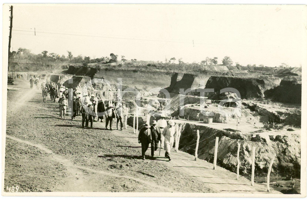 1928 CONGO BELGE Roi Albert Ier visite mines KATANGA *Photo L. GABRIEL 489 2 Fotografia originale d'epoca, scattata durante la visita dei sovrani Alberto I ed Elisabetta del Belgio in Congo.FOTOGRAFO: L&eacute;opold Gabriel  FAIR/discreto residui cartacei al verso; difetti di stampa Formato: 14x9 cm originale e autentica 1