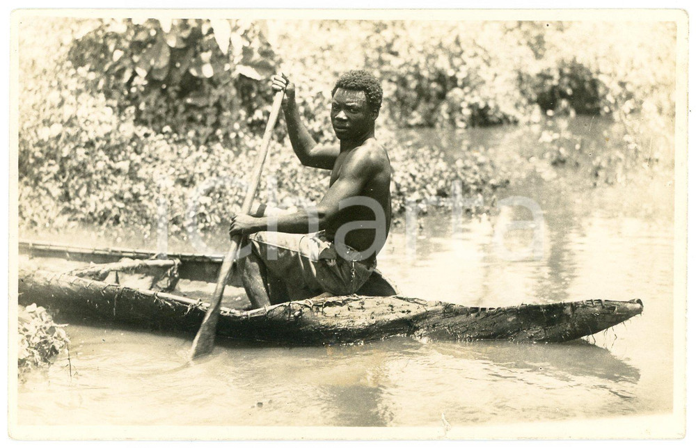 1930 ca CONGO BELGE Rivière PANDA - Homme en pirogue ^Photo L. GABRIEL 51 Fotografia originale d'epoca, con didascalia al verso.FOTOGRAFO: L&eacute;opold Gabriel - Panda - Katanga  FAIR/discreto piccolo strappo al lato inferiore Formato: 14x9 cm originale e autentica 1