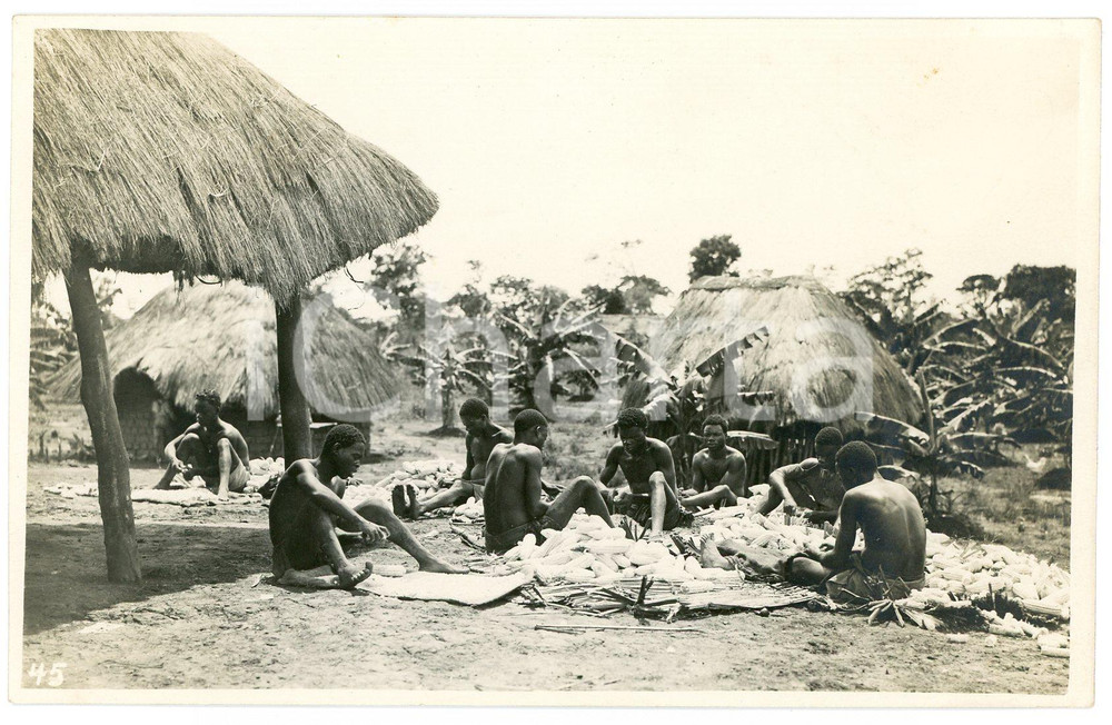 1930 ca CONGO BELGE KATANGA Décorticage mais - Photo L. GABRIEL n°45 4 Fotografia originale d'epoca, con timbro del fotografo al verso.FOTOGRAFO: L&eacute;opold Gabriel - Panda - Katanga  GOOD/buono  Formato: 14x9 cm originale e autentica 1