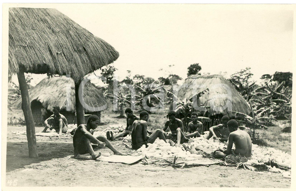 1930 ca CONGO BELGE KATANGA Décorticage mais - Photo L. GABRIEL n°45 2 Fotografia originale d'epoca, in formato cartolina postale.FOTOGRAFO: L&eacute;opold Gabriel - Panda - Katanga  GOOD/buono  Formato: 14x9 cm originale e autentica 1