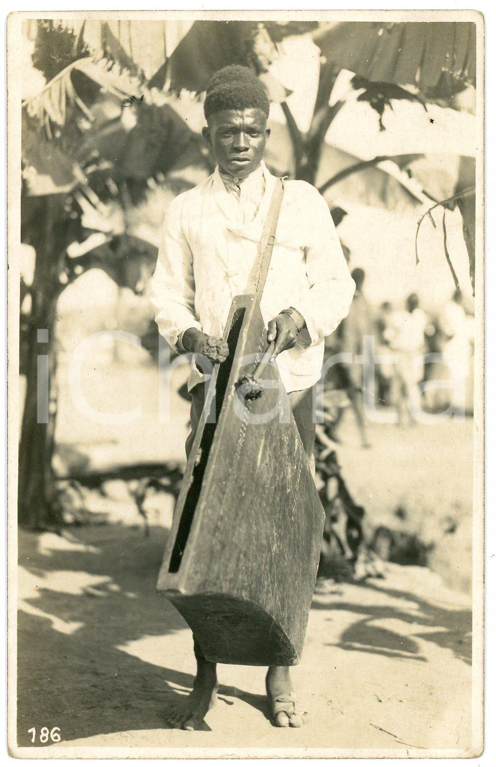 1930 ca CONGO BELGE Musicien du grand chef Mwenda - Photo Léopold GABRIEL 186 Fotografia originale d'epoca, con timbro del fotografo al verso.FOTOGRAFO: L&eacute;opold Gabriel - Panda - Katanga  GOOD/buono ma abrasioni al verso Formato: 9x14 cm originale e autentica 1