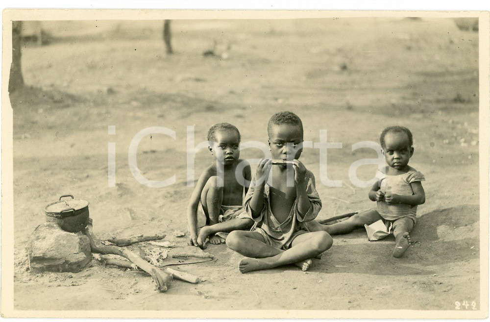 1930 ca CONGO BELGE - Enfant joue de l'harmonica ^Photo Léopold GABRIEL 242 Fotografia originale d'epoca, in formato cartolina postale.FOTOGRAFO: L&eacute;opold Gabriel - Elisabethville  GOOD/buono  Formato: 14x9 cm originale e autentica 1