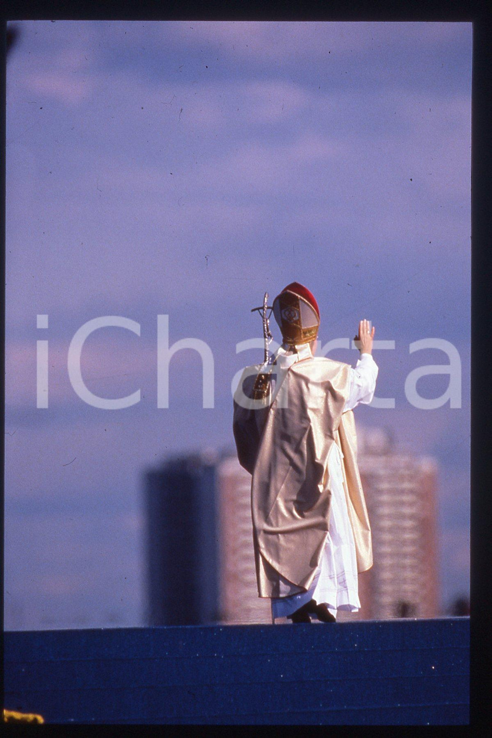 35mm vintage slide *1984 COSTUME Papa Giovanni Paolo II (1)  Diapositiva d'epoca, in formato 35 mm.CONDIZIONI: GOODE' severamente vietata la riproduzione. Tutti i diritti sono riservati.Nella diapositiva ICharta mette in vendita, sul negozio eBay e in esclusiva sul sito "icharta" il proprio archivio composto da numerose diapositive e negativi fotografici d'epoca, tutti originali e autentici, che attraversano la storia del costume italiano tra gli la fine degli anni Sessanta e Novanta.Si tratta di uno sguardo inedito sull'attualit&agrave;, la politica, la vita quotidiana, il gossip e la cultura, che fotografa il cambiamento della nazione in quest'ultimo scorcio del XX secolo. Un'occasione unica per il mercato del collezionismo, che vede finalmente disponibile un archivio eccezionale per vastit&agrave;, tematiche e condizioni, in un settore (il negativo fotografico e la diapositiva) di assoluta novit&agrave; e dalle interessanti prospettive di investimento.  FAIR/discreto   originale e autentica 1
