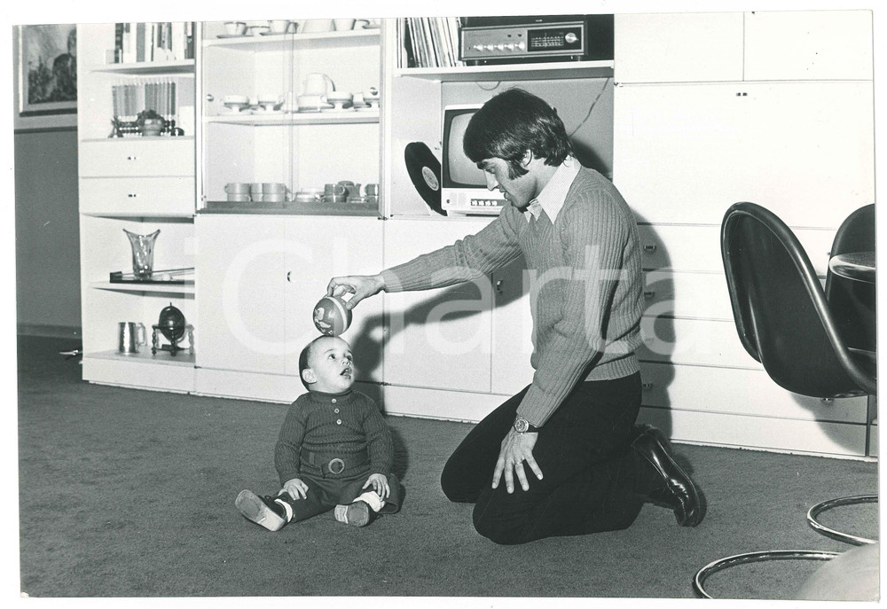 Fotografia d epoca originale 1970 ca COSTUME ITALIA Pietro ANASTASI in salotto con il figlio Silvano 3 Foto 1