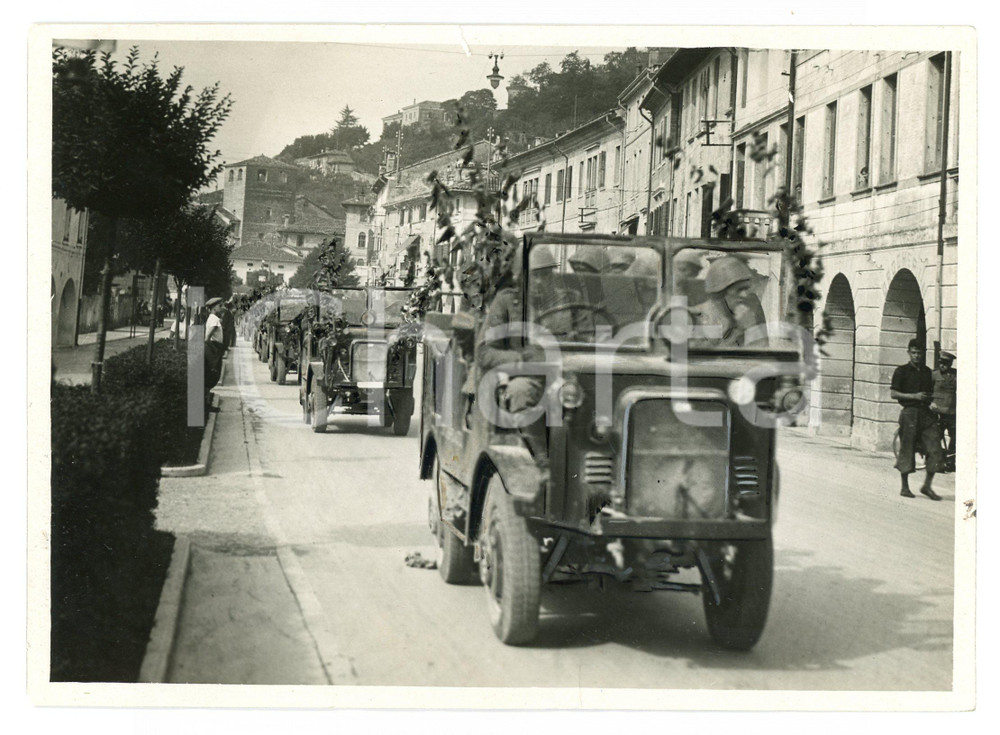 1937 ITALIA - GRANDI MANOVRE Soldati con camionette - Foto 18x13 cm Fotografia originale d'epoca, con timbro datario al verso.La fotografia è stata ritoccata per la pubblicazione su giornale.  VERY POOR/gravemente danneggiato Ondulature diffuse, strappo al margine superiore Formato: 18x13 cm originale e autentica 1